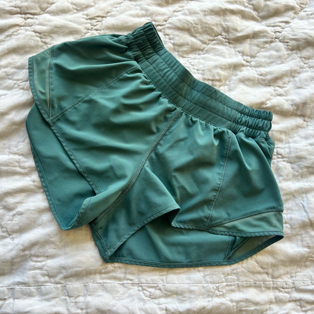 Lululemon hotty hot high-rise lined short 2.5” size 4